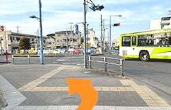 交差点を左に曲がります